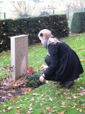  Leerlinge Vanessa Keller legt een krans neer bij het graf van Friedrich Drge. 