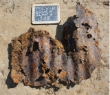  Une pièce de tôle ondulée au bombe à fragmentation trouvée à Lijssenthoek 