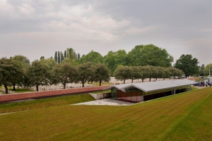 vue sur Lijssenthoek Military Cemetery et le centre des visiteurs